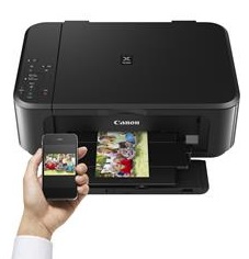 Schwarz-rotes Multifunktionsgerät mit offener Ausgabeklappe und Smartphone in der Hand.